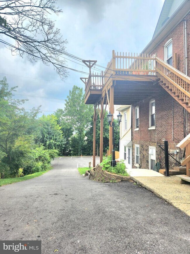 Building Photo - 153 2nd Ave