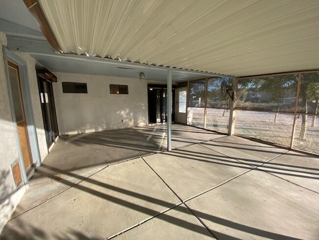 Building Photo - AVAILABLE NOW! 3br/2ba SPACIOUS HOME