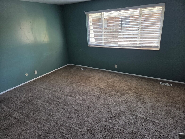 Building Photo - 979 S Lake St