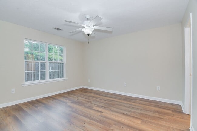 Building Photo - Updated 2 Bed 2 Bath Townhouse!