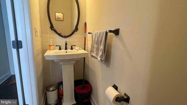 Building Photo - 730 Quarry Point Rd