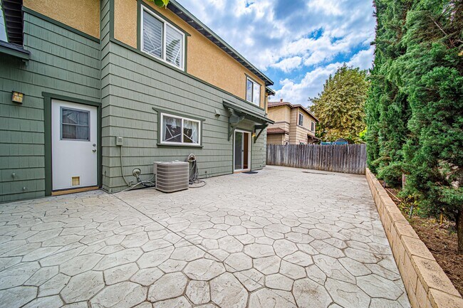 Building Photo - 1223 S Alta Vista Ave