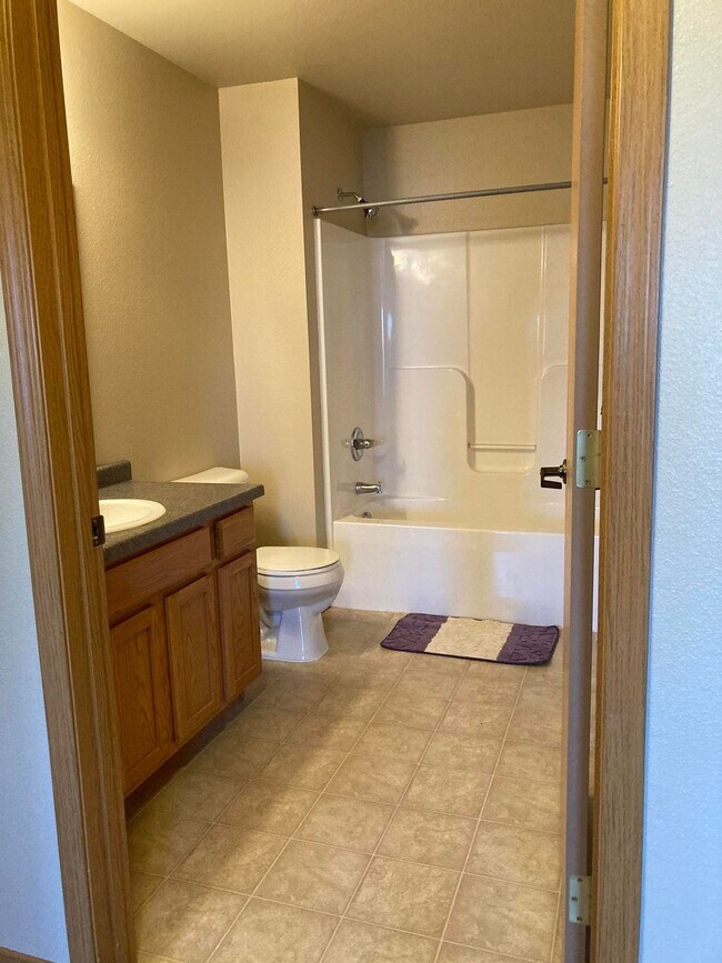 Building Photo - Spacious 1 Bed 1 Bath with Laundry in Unit!