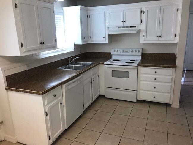 Building Photo - DO NOT APPLY WITH LEGACY Great 2 bedroom 1...