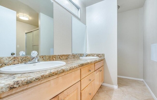 Building Photo - 2439 E Del Rio Dr