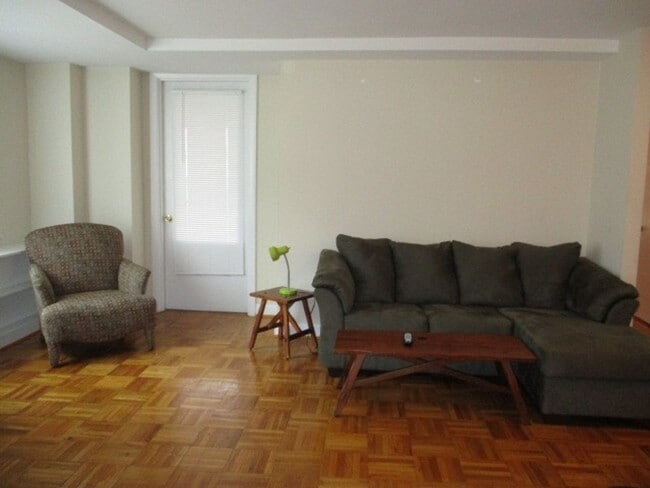 Building Photo - Spacious 1BR! Utilities Included! Rosslyn Metro! Pool!