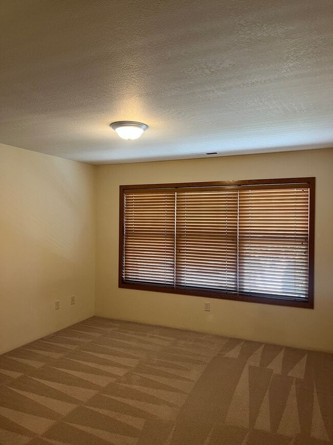 Building Photo - 3 Bedroom 2.5 Bath Townhouse