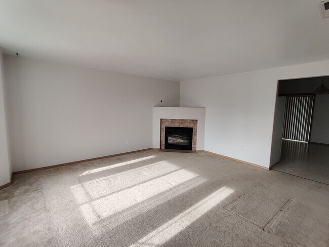 Building Photo - West Pasco Location close to Rd 100 interc...