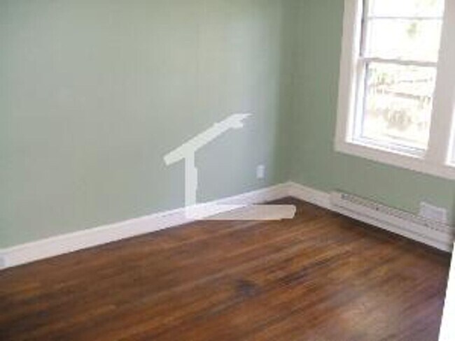 Building Photo - 9/1 Spacious Oak Square 4BR/2BA w/free laundry, parking, deck!