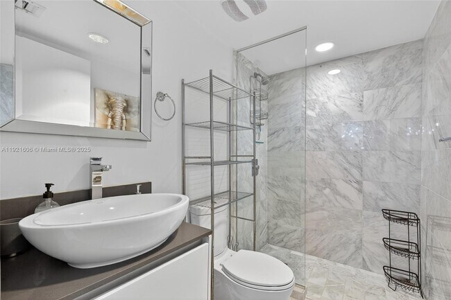 Building Photo - 9821 E Bay Harbor Dr