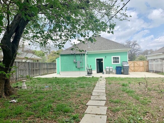 Building Photo - 1512 W Twelfth St