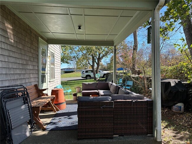 Building Photo - 749 W Main Rd