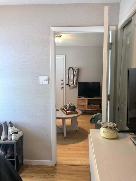 Building Photo - 3204 Menchaca Rd