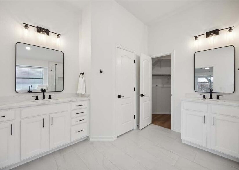 Building Photo - 9420 Caliente Dr