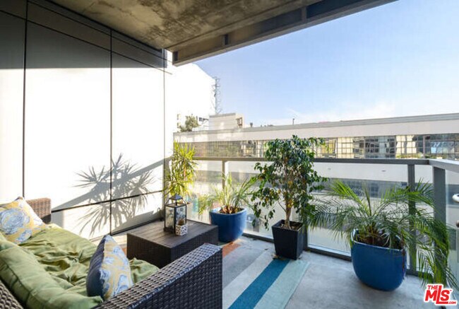 Building Photo - 1155 S Grand Ave