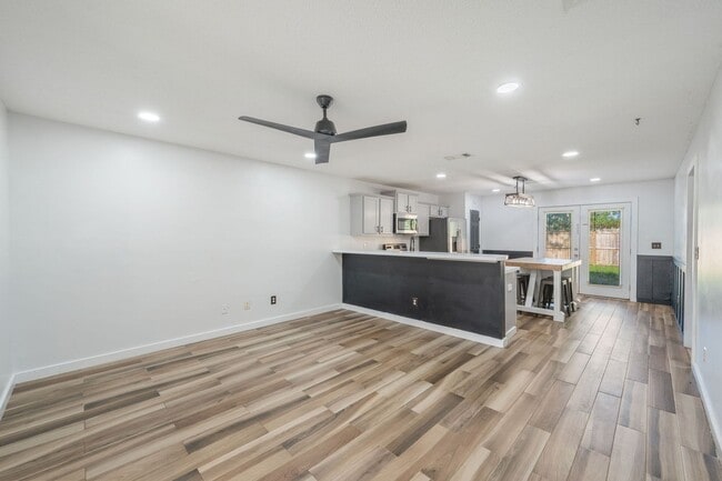 Building Photo - North Crestview Home!