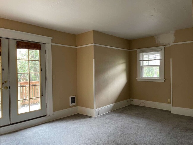 Building Photo - Buckman Neighborhood; Great Space; Easy to call Home