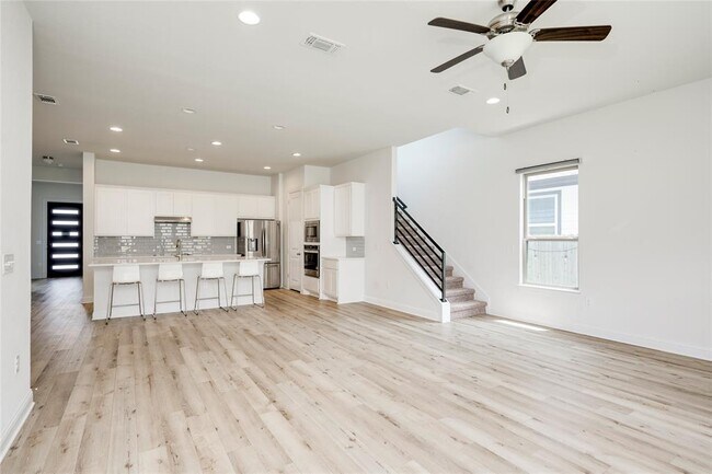 Building Photo - 9813 Evening Canopy Dr