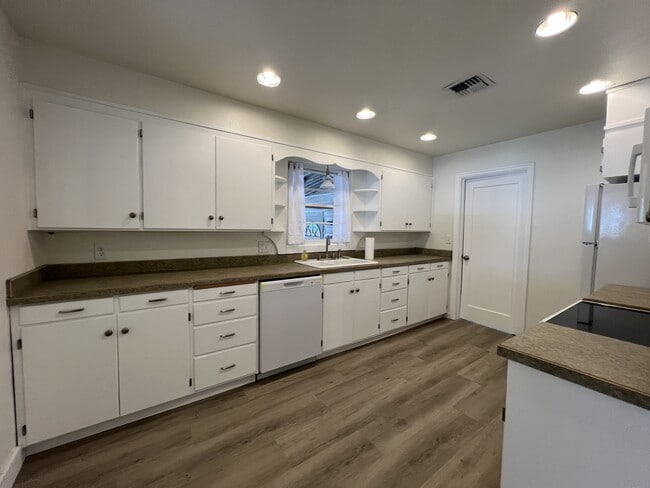 Building Photo - 540 Tangent St