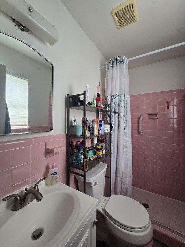 Building Photo - Spacious 4 Bedroom, 3 Bathroom Home in Close in Bethesda!!