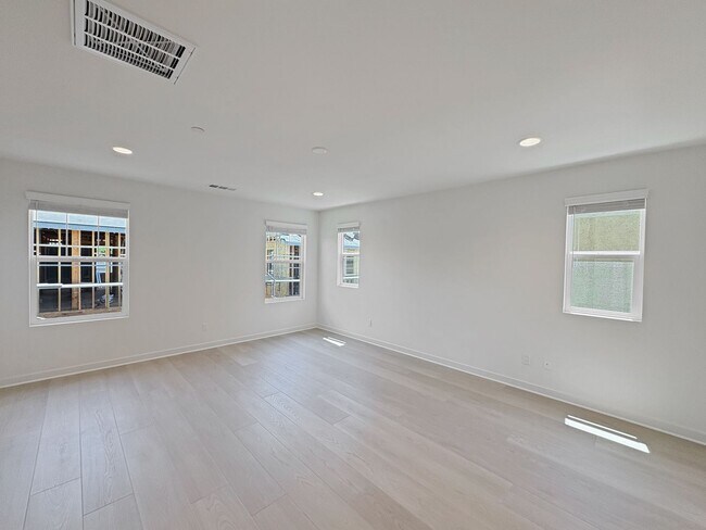 Building Photo - Stunning 4B/2.5BA New Build Home in Oceans...