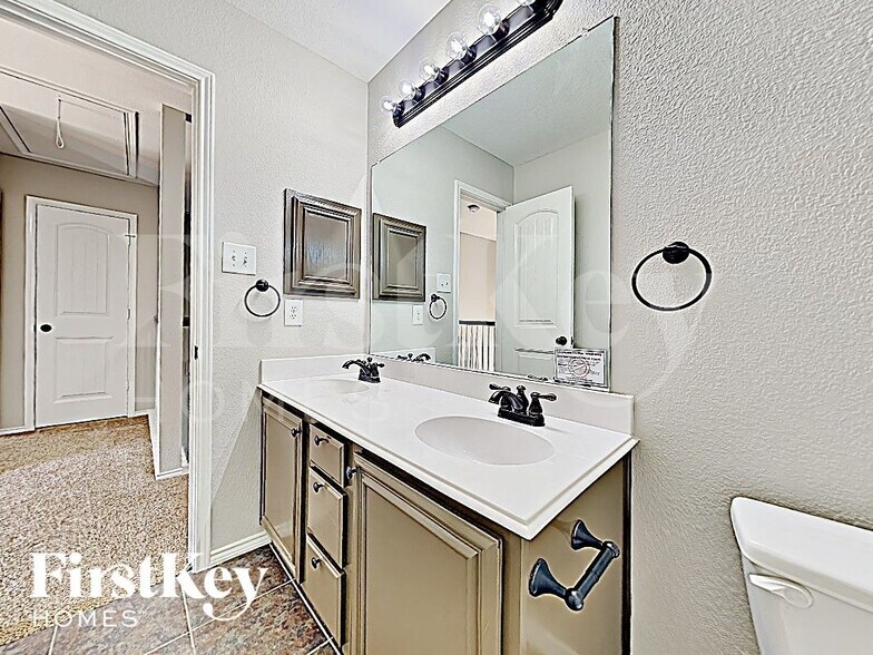 Building Photo - 3001 Wren Ln