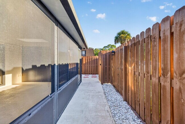 Building Photo - 5612 SE Riverboat Dr