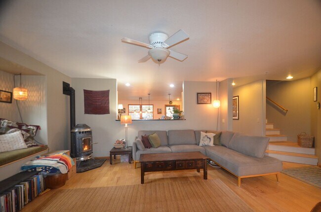 Building Photo - Placer Valley! 3bed/2.5 bath! Garage! 20 m...