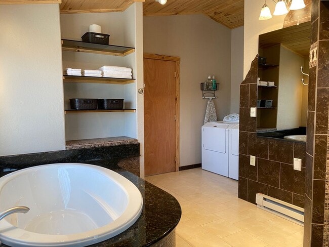 Building Photo - Spacious 1 bed 1 bath Hamilton home with 1 car garage.