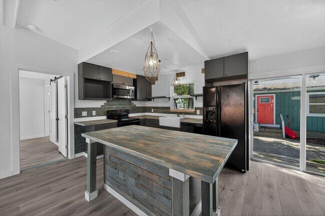 Building Photo - 117 NE 8th St