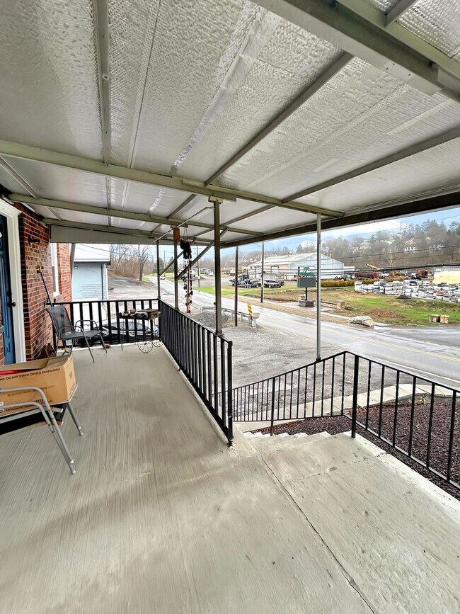 Building Photo - Charming 2-bedroom, 1-bath home in Oakdale, PA!