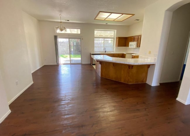 Building Photo - Make yourself at home in this delightful Bakersfield Single-family home, with 3 bedrooms + studio...