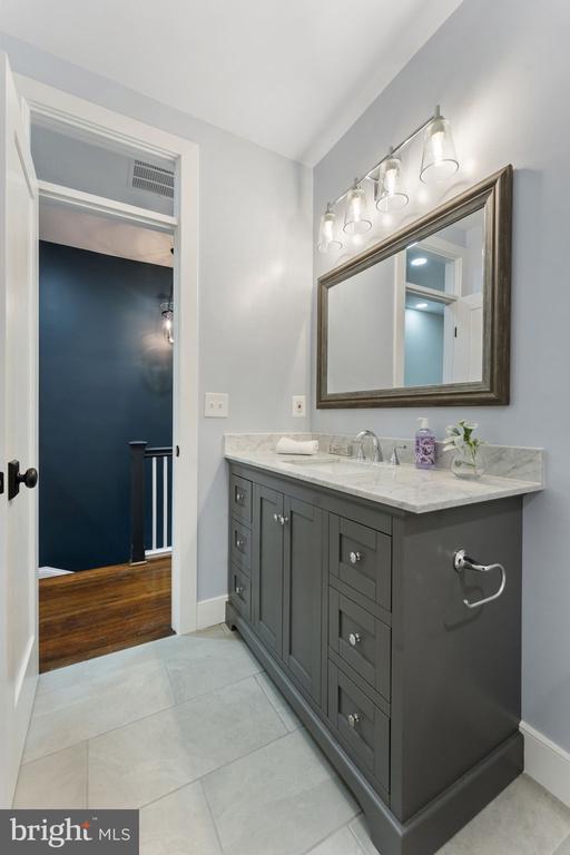 Building Photo - 705 Kentucky Ave SE