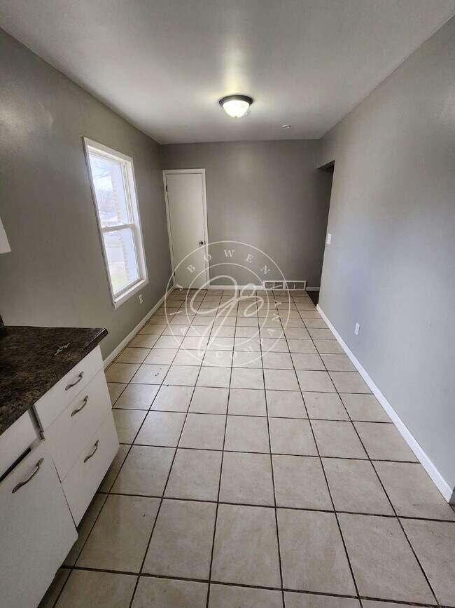 Building Photo - Charming 1-Bed with Spacious 1050 Sq Ft Layout in Toledo's Heart!