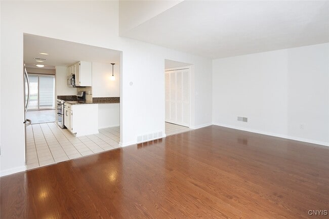 Building Photo - 442 Summerhaven Dr N