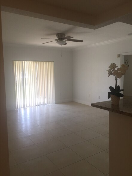 LIVING AREA - 201 SW 116th Ave
