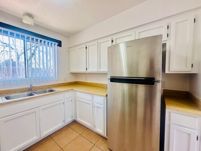 Building Photo - Spacious Townhome Style Home with Large Ya...