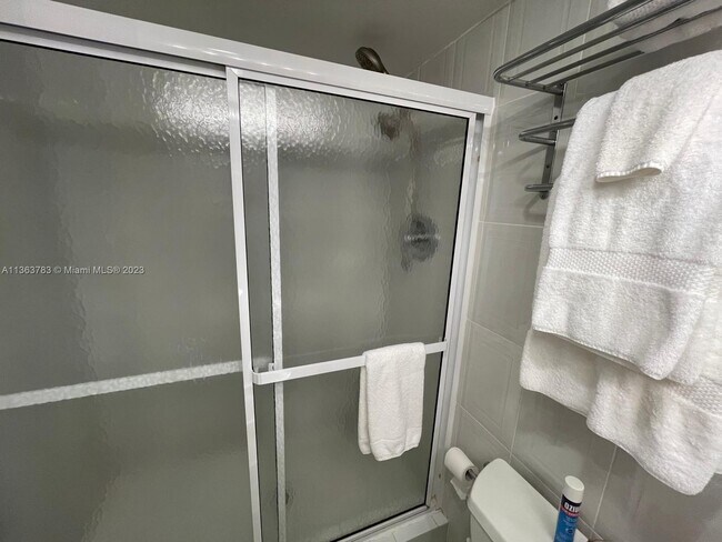 Building Photo - 10000 W Bay Harbor Dr