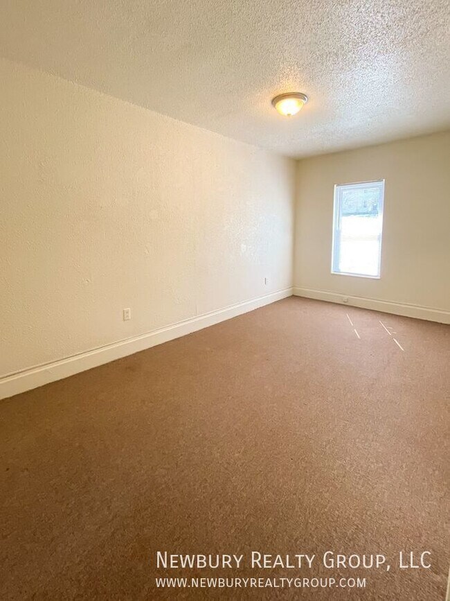 Building Photo - Charming Move-In-Ready 2-Bedroom Townhome