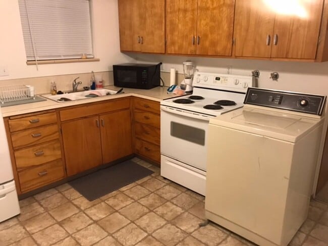 Building Photo - 525 Brookside Pl