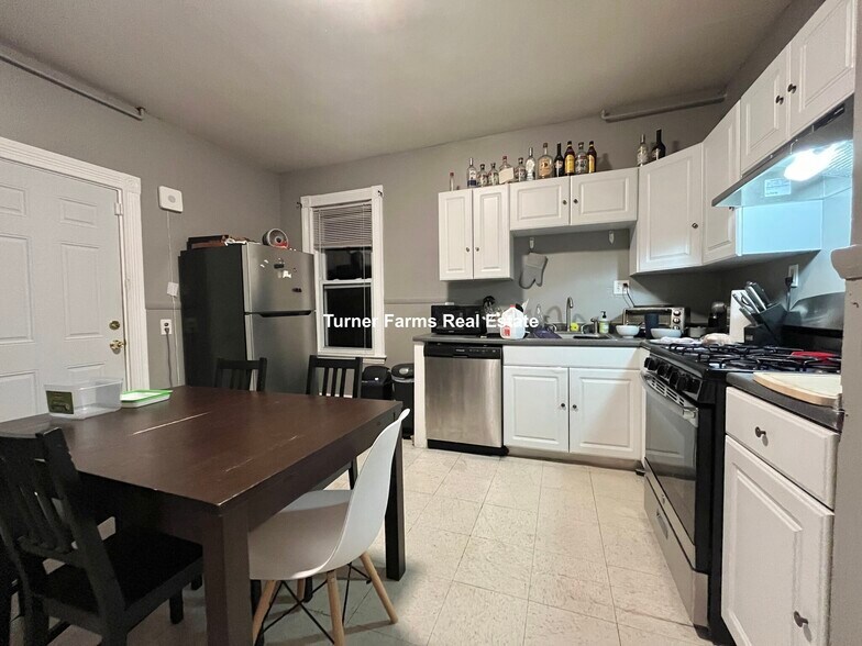 Primary Photo - 168 Hillside St