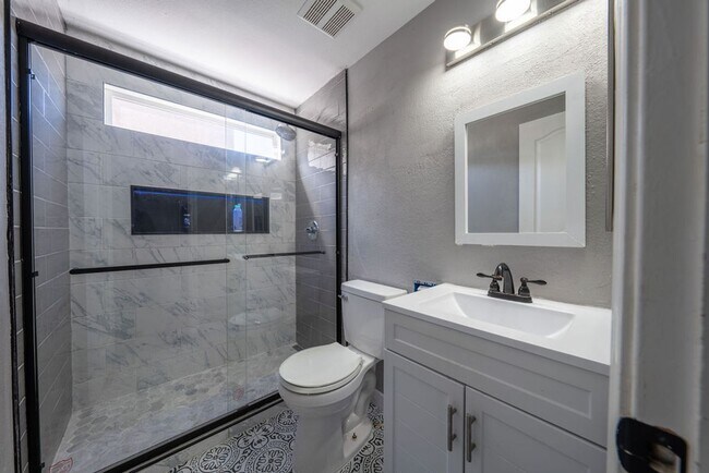 Building Photo - Stunning 4-bedroom, 3-bathroom home near Ft Carson!