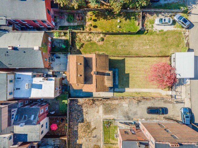 Building Photo - Stunning 2 bedroom home in North Side available Feb 1!