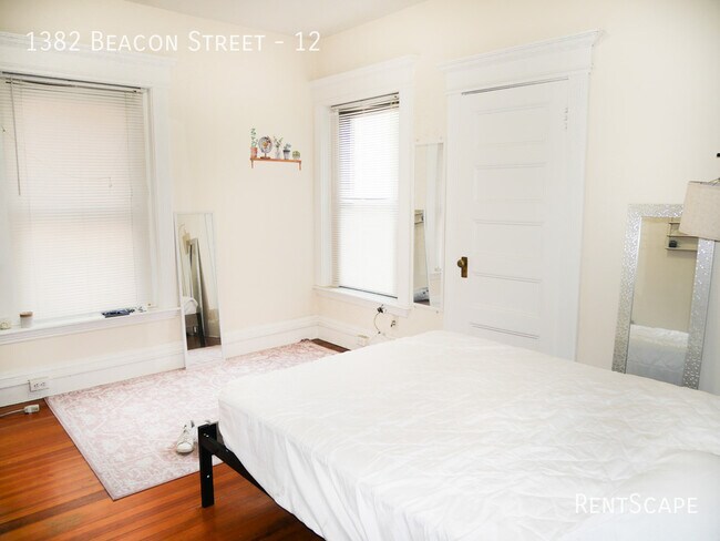 Building Photo - 1382 Beacon St