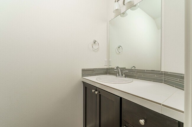 Building Photo - Light, Bright & Move-In Ready – 3BR Gem in Prime Ridgefield Location!  (Pet Friendly)