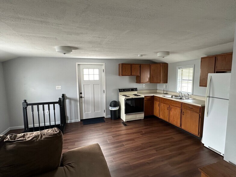 Building Photo - 561 S 43rd St