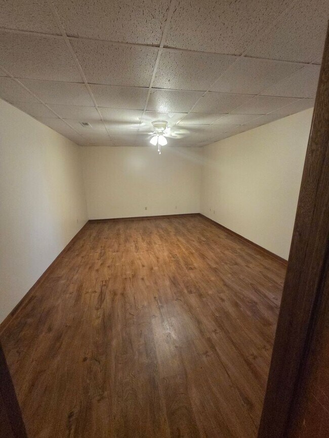 Building Photo - Large 1-Bedroom Apartment with Washer/Dryer Hookups
