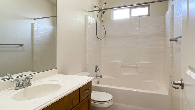 Building Photo - 4 Bedroom Treasure Valley Home Near Crimson High School