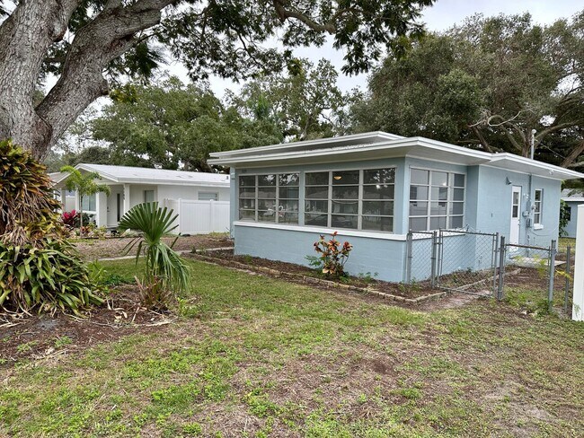 Building Photo - Stunningly Renovated 2/1 near the water av...