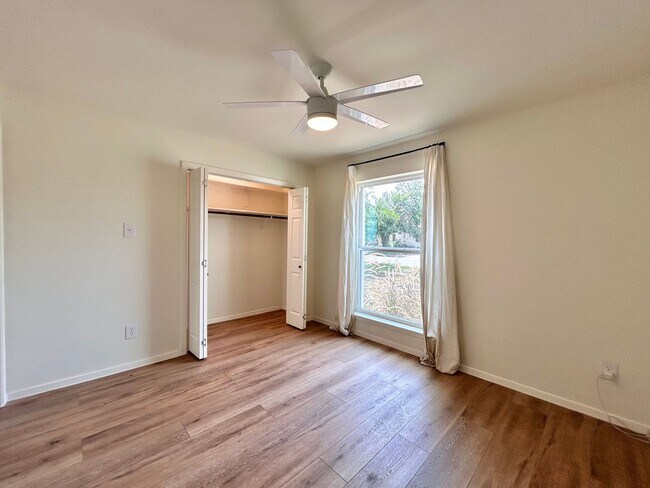 Building Photo - 4 Bed / 2 Bath Home with Covered Porch, Su...